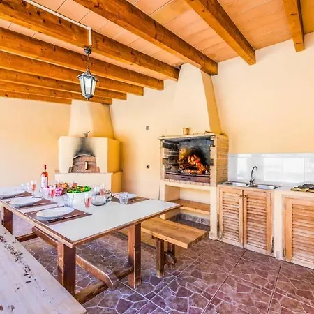 Sleeps 8 Pool Air Con Wifi